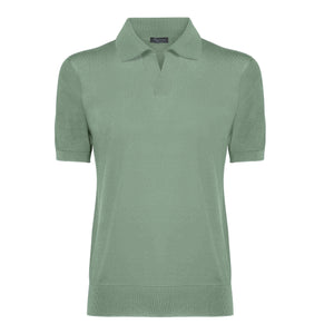 maglia uomo manica corta tinta unita verde militare collo a polo con stile sartoriale in tessuto 60% cotone biologico organico 40% seta pregiata lucente brillante prezioso pregiato Filatori su misura made in Italy still life