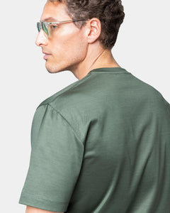 t shirt uomo tinta unita verde militare manica corta classica con stile sartoriale in tessuto lucido 100% cotone pregiato su misura brand filatori laterale3